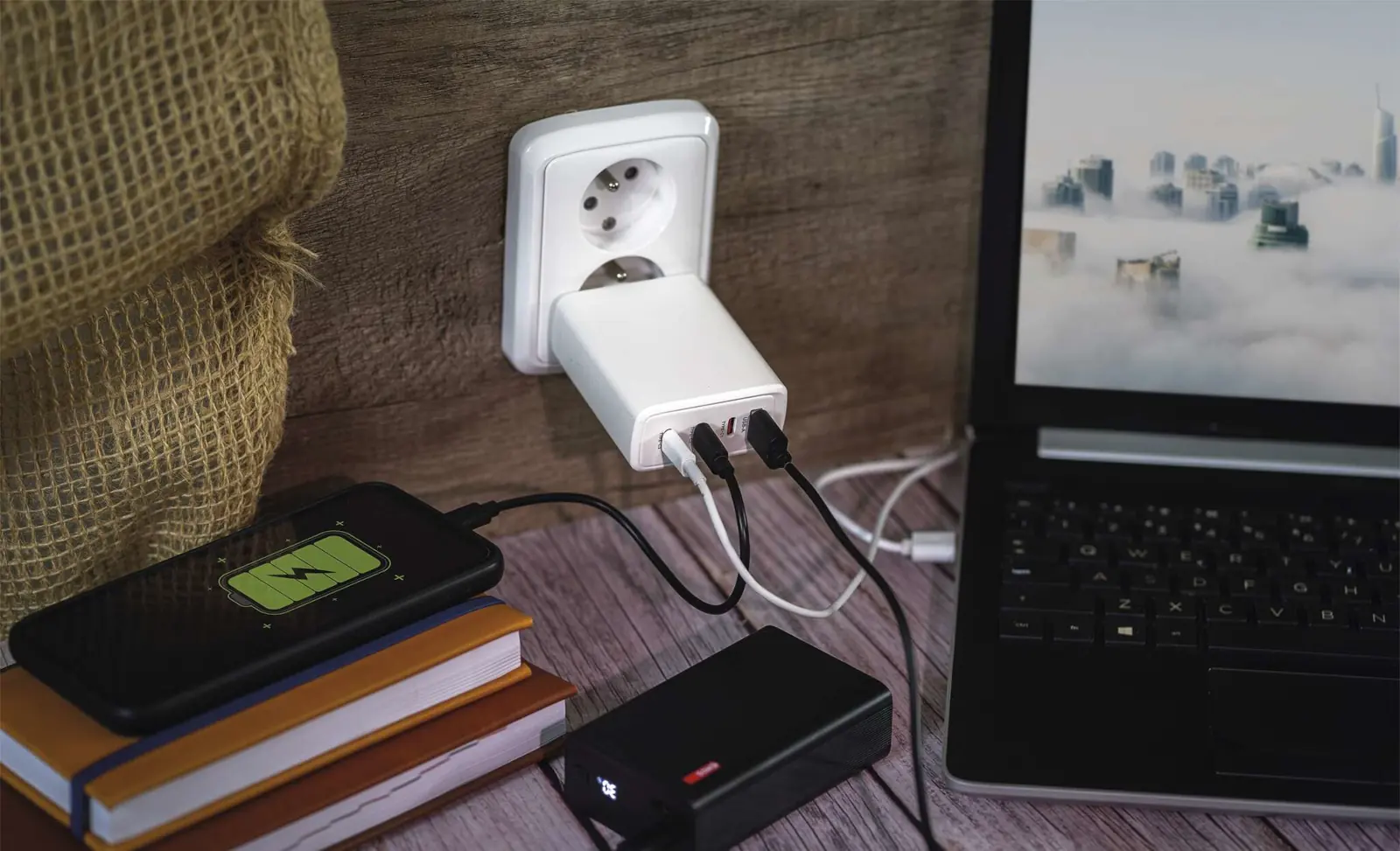 Dostatočne výkonná nabíjačka zvládne napájať a dobíjať všetky vaše elektronické zariadenia.